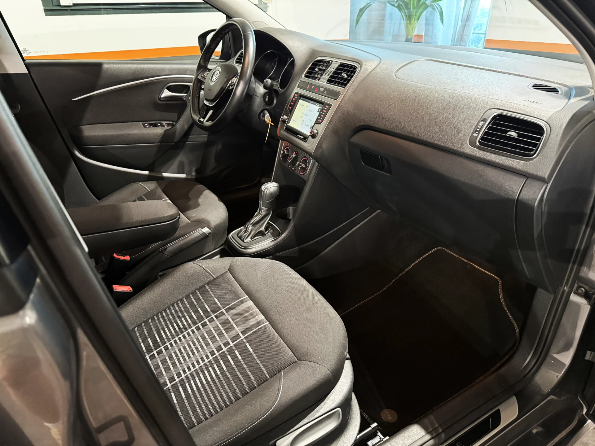 Volkswagen Polo V (2) - Photo 10